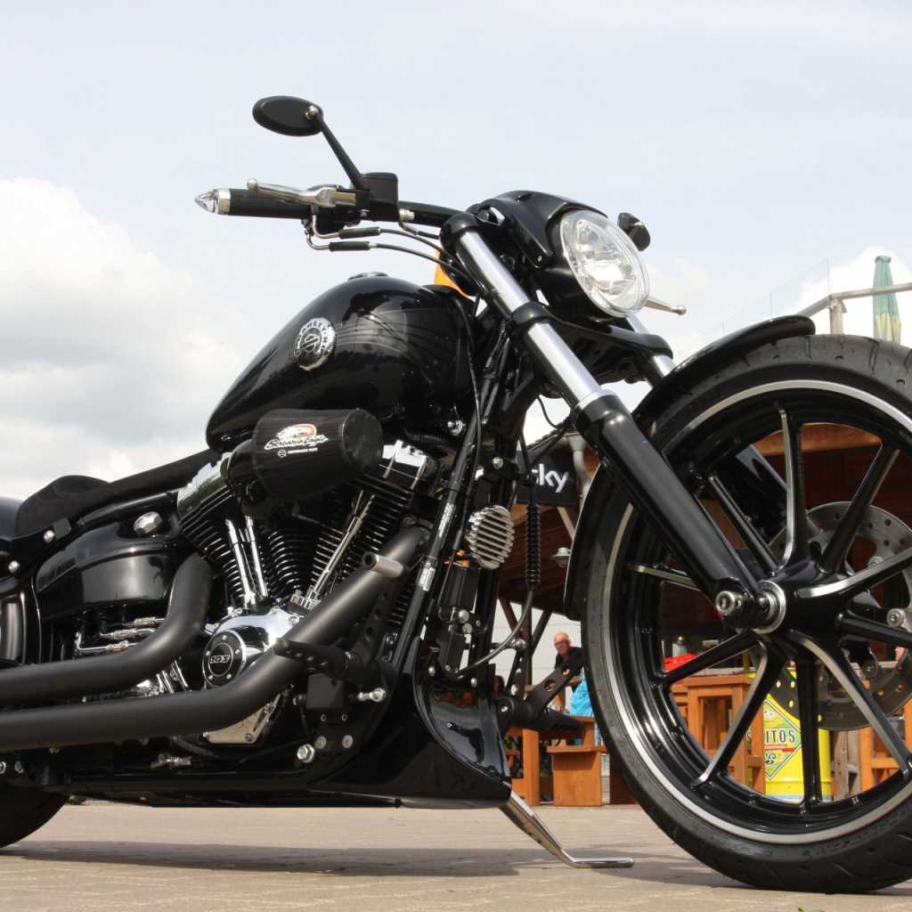 Популярный мотоцикл Harley-Davidson Softail Breakout