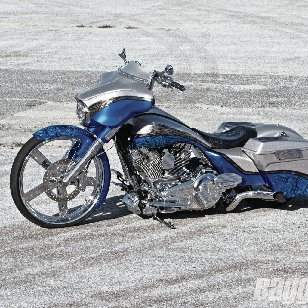 Популярный мотоцикл Harley-Davidson Street Glide