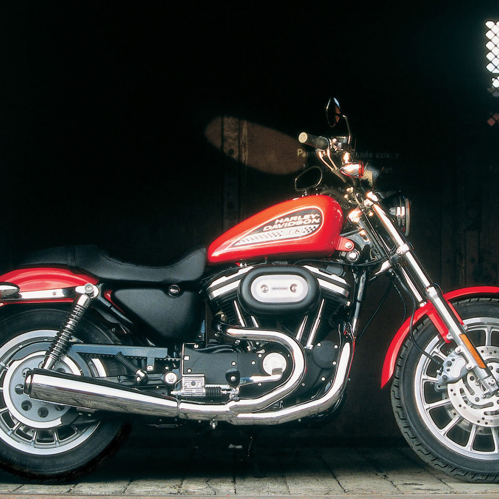 Популярный мотоцикл Harley-Davidson XL 883R Sportster Roadster
