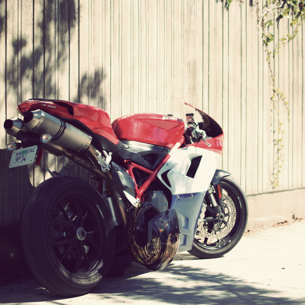 Мощный мотоцикл у забора