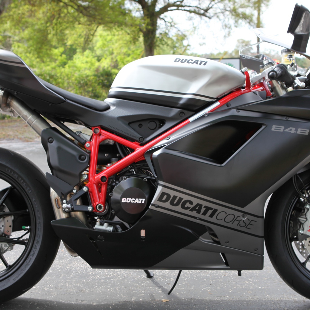 Надежный мотоцикл Ducati Superbike 848 Evo