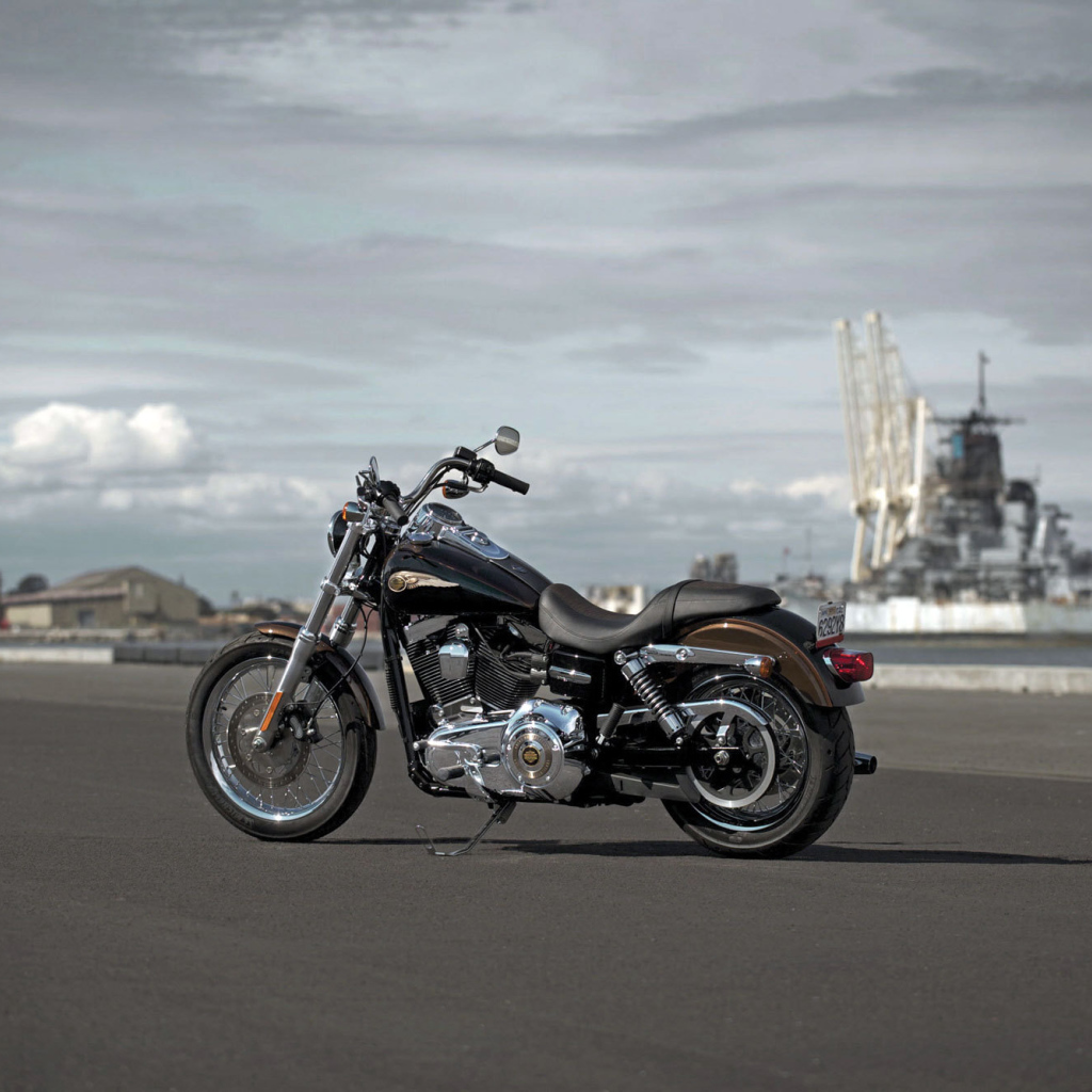 Надежный мотоцикл Harley-Davidson Dyna Super Glide Custom