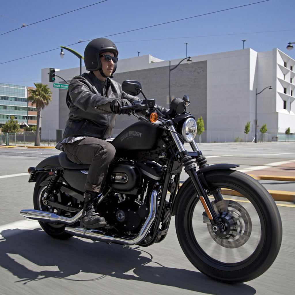 Надежный мотоцикл Harley-Davidson XL 883N Sportster Iron