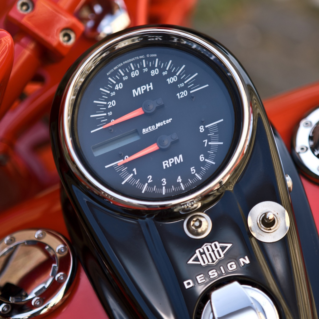 Спидометр красного мотоцикла