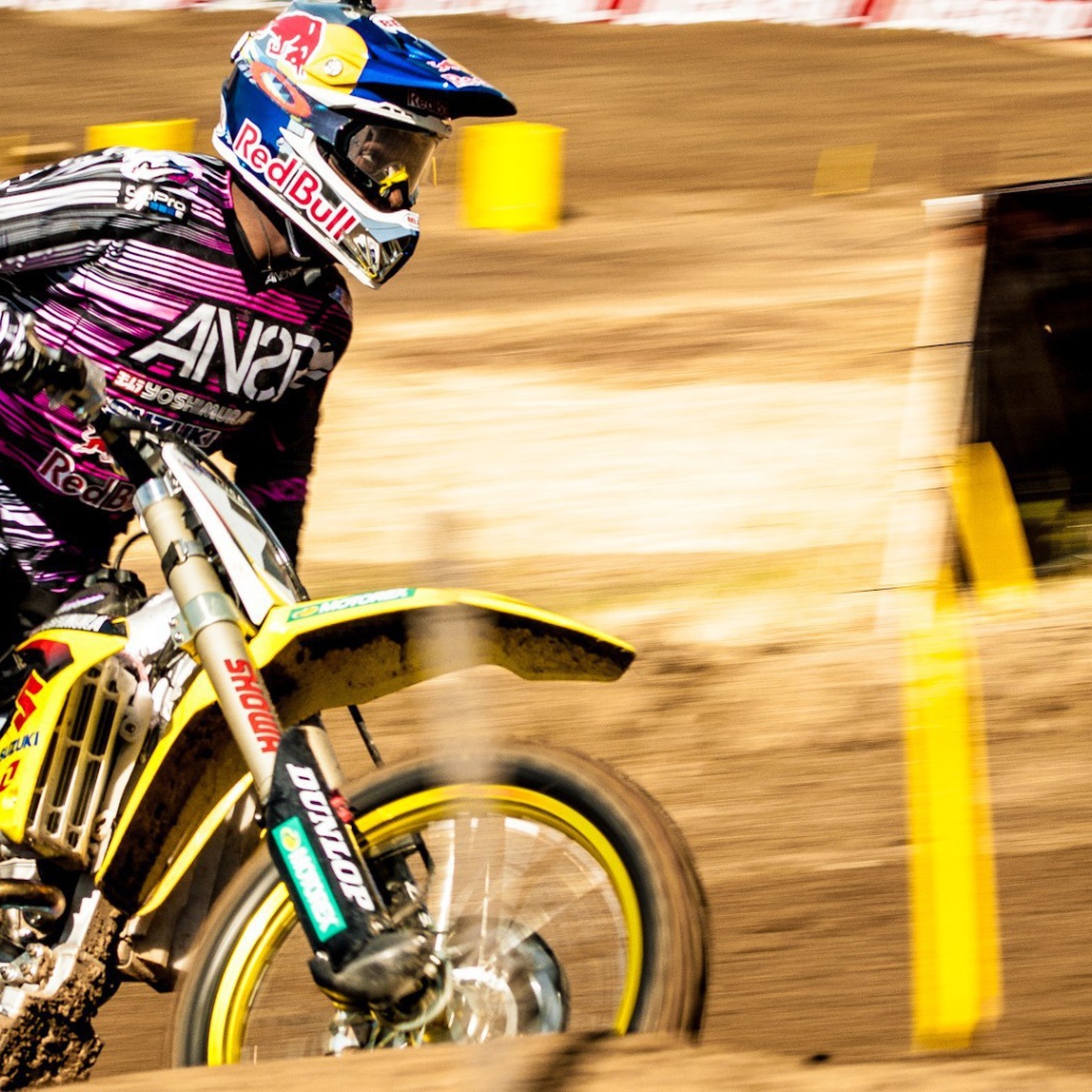 Мотогонщик на трассе