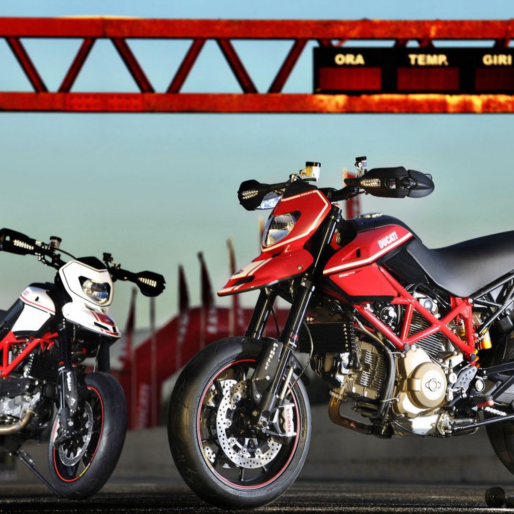 Красивый мотоцикл в москве Ducati Hypermotard SP