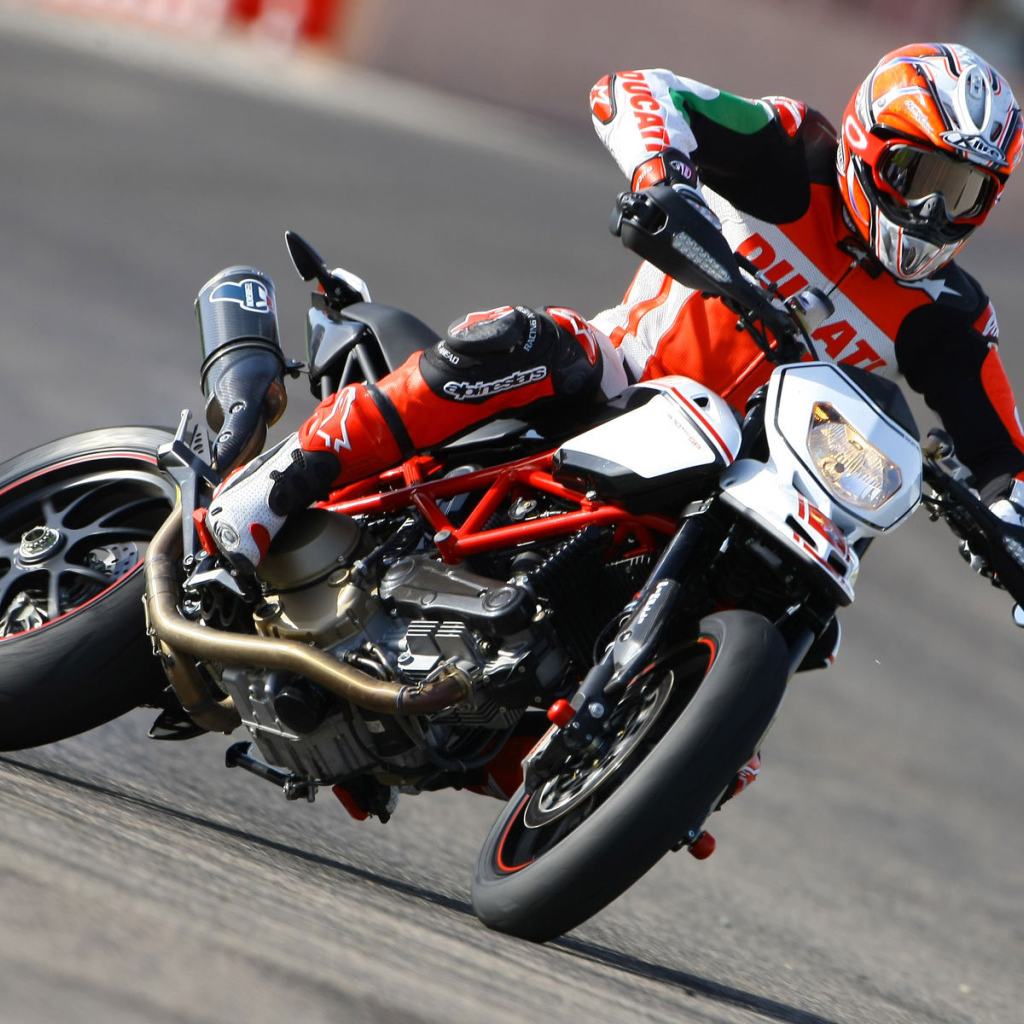 Быстрый мотоцикл Ducati Hypermotard