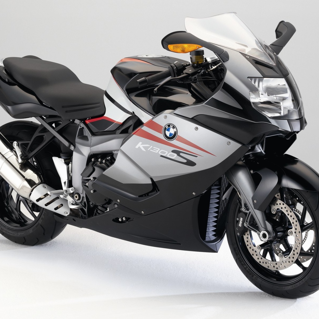 Белый мотоцикл BMW K 1200 S