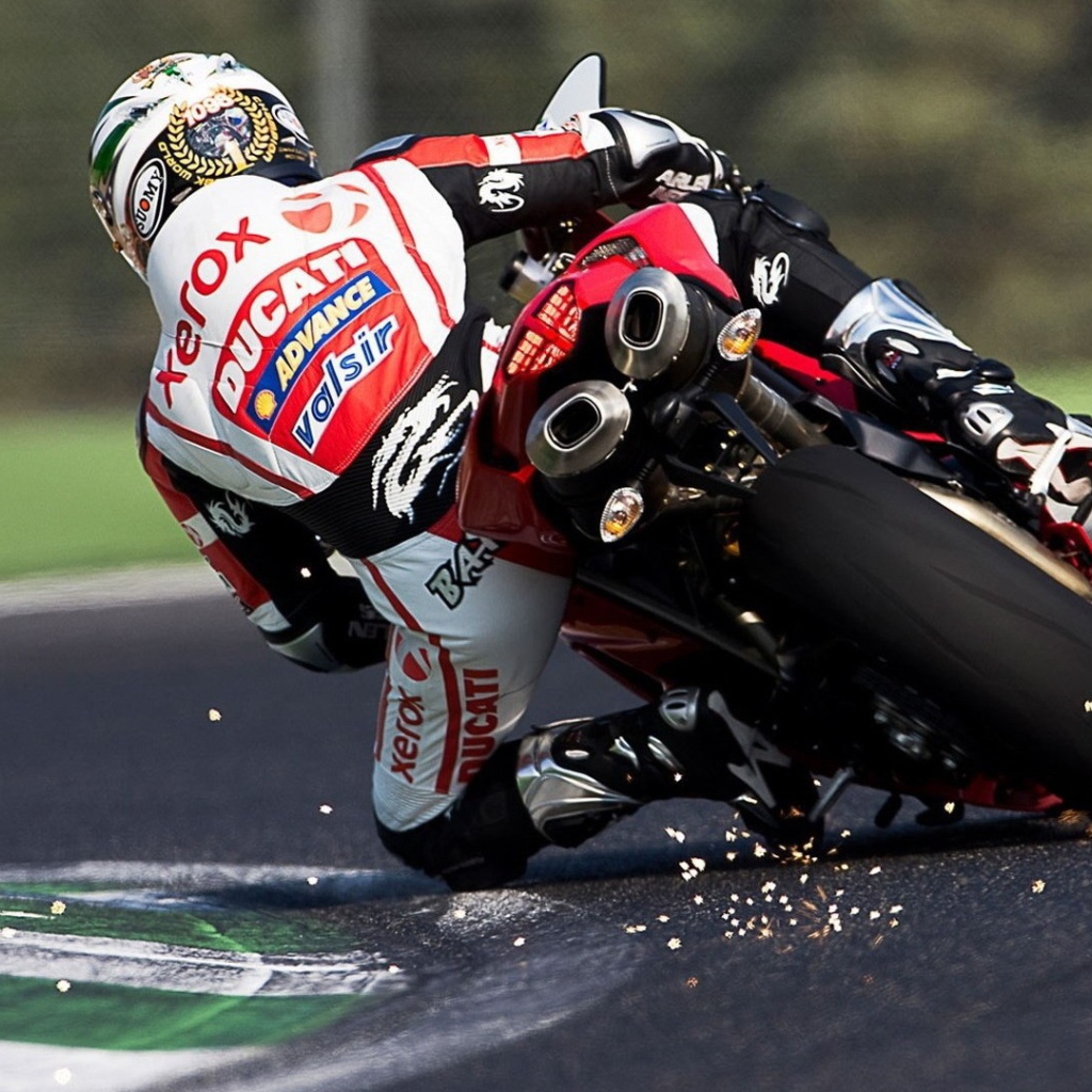 Крутой поворот на мотоцикле