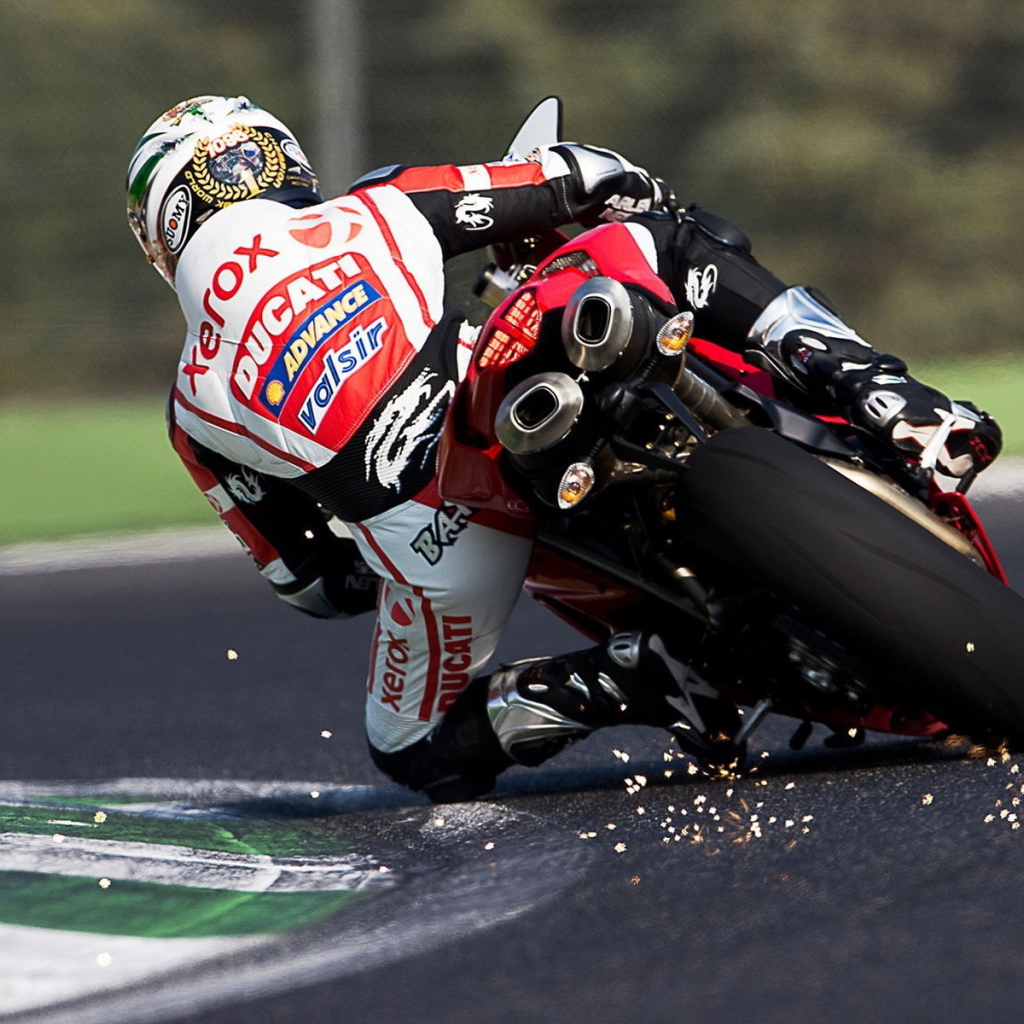 Мотоцикл Дукати на повороте