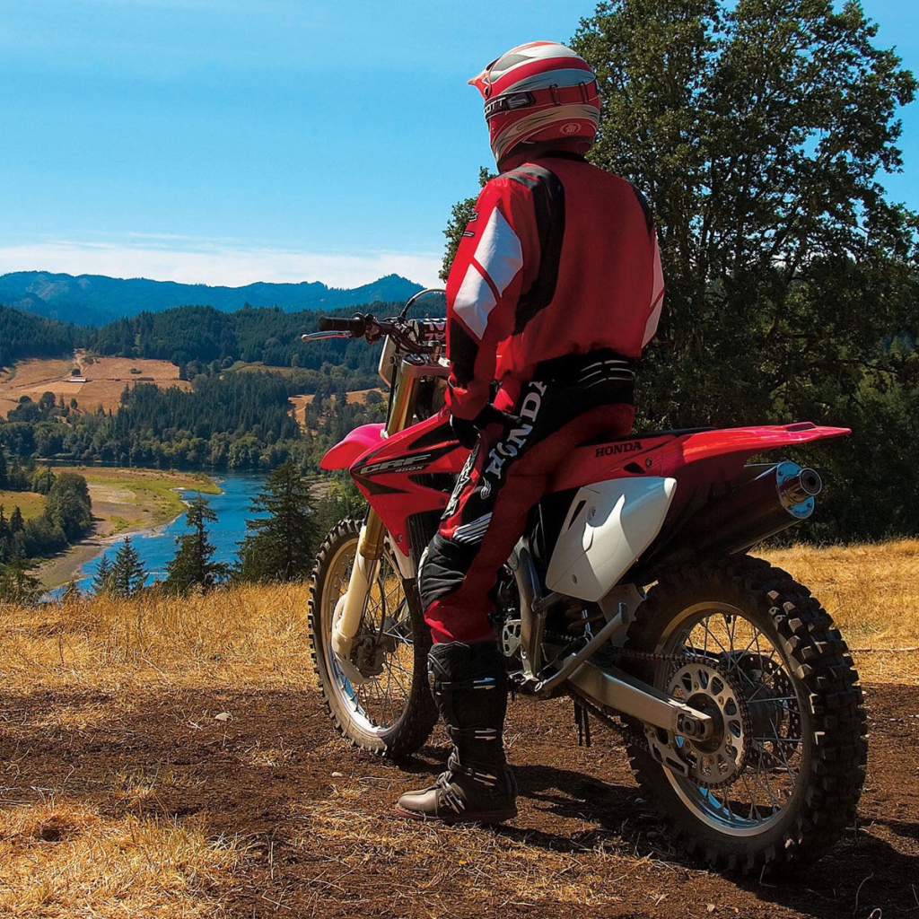 Гонщик на мотокроссе