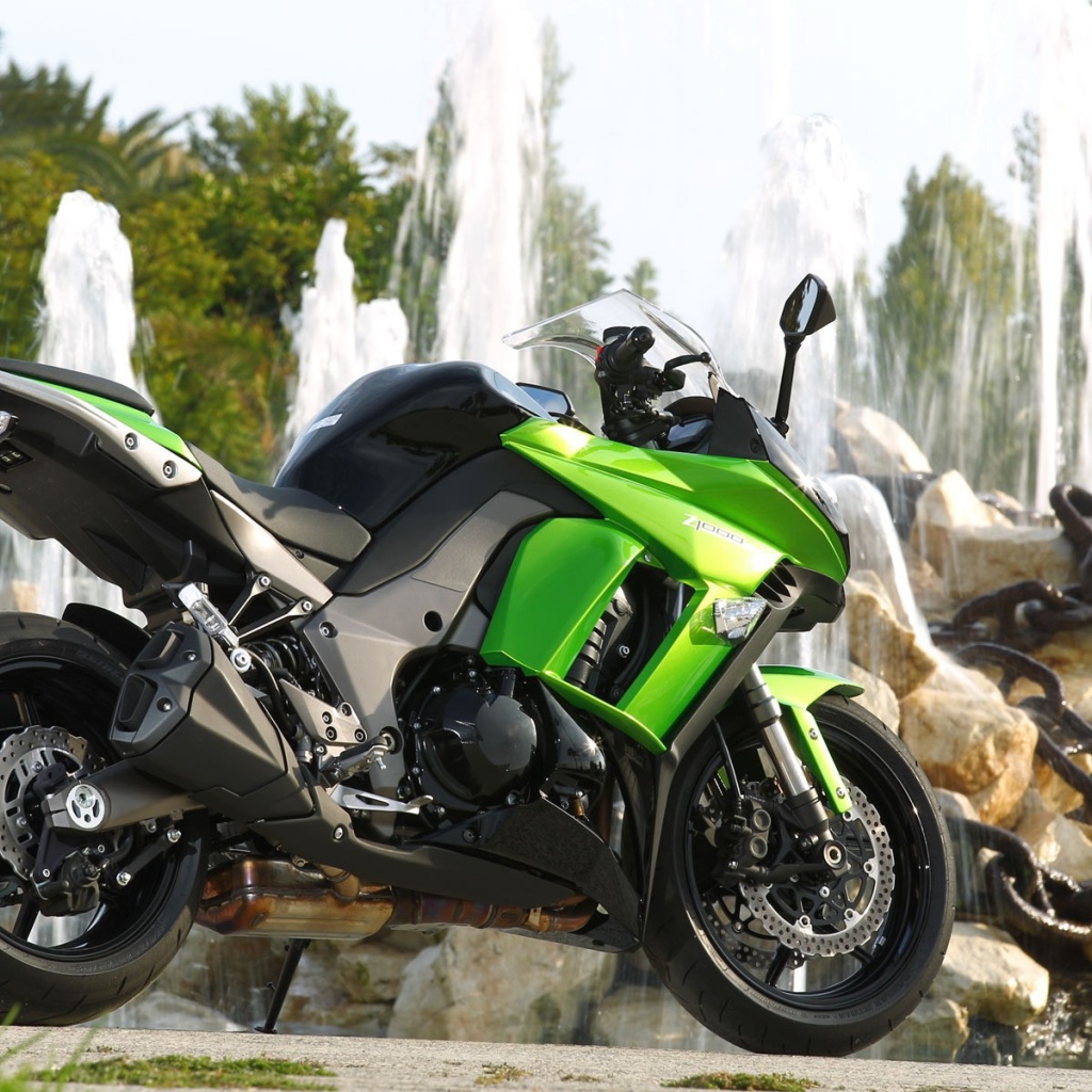 Мотоцикл у фонтана