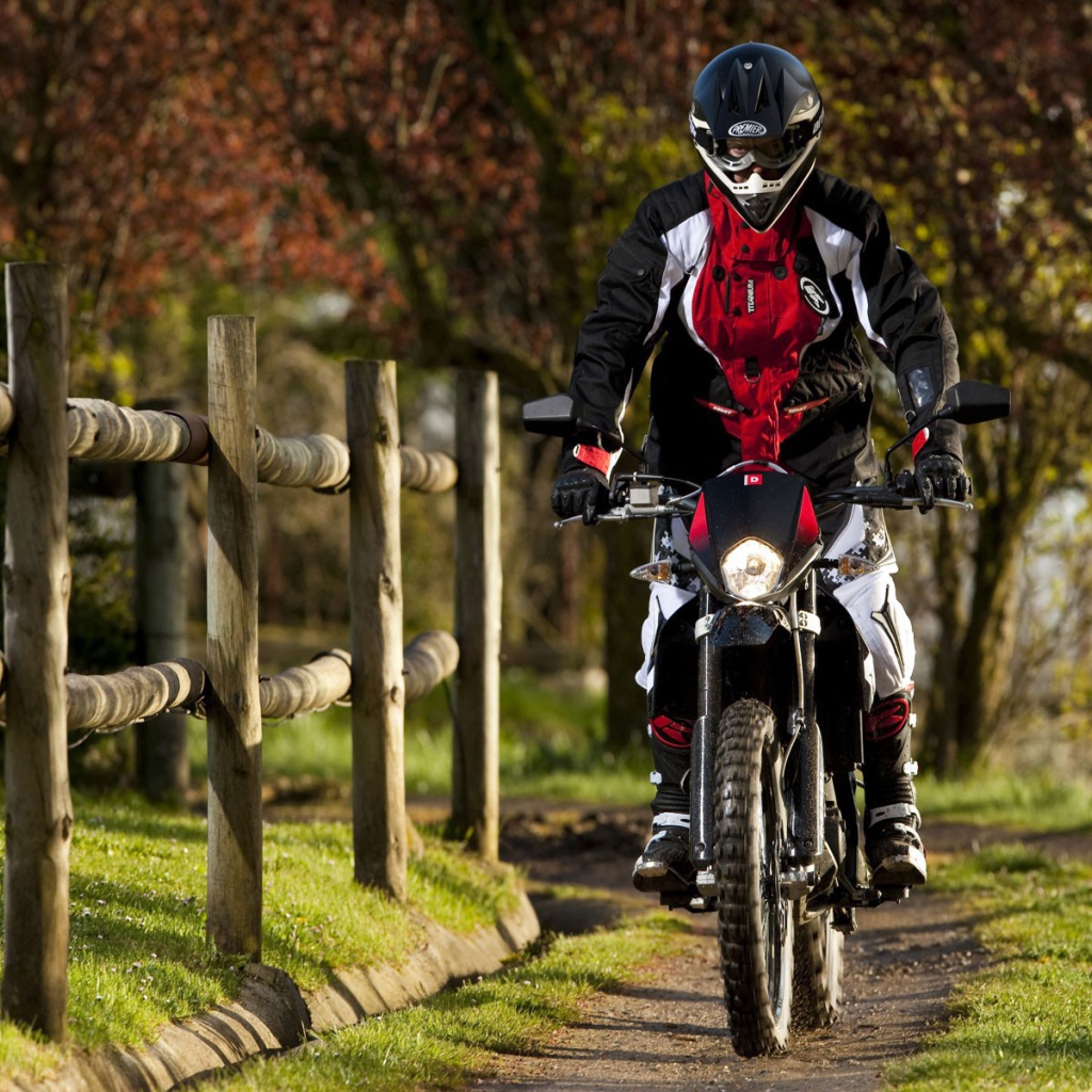 Мотоциклист в парке