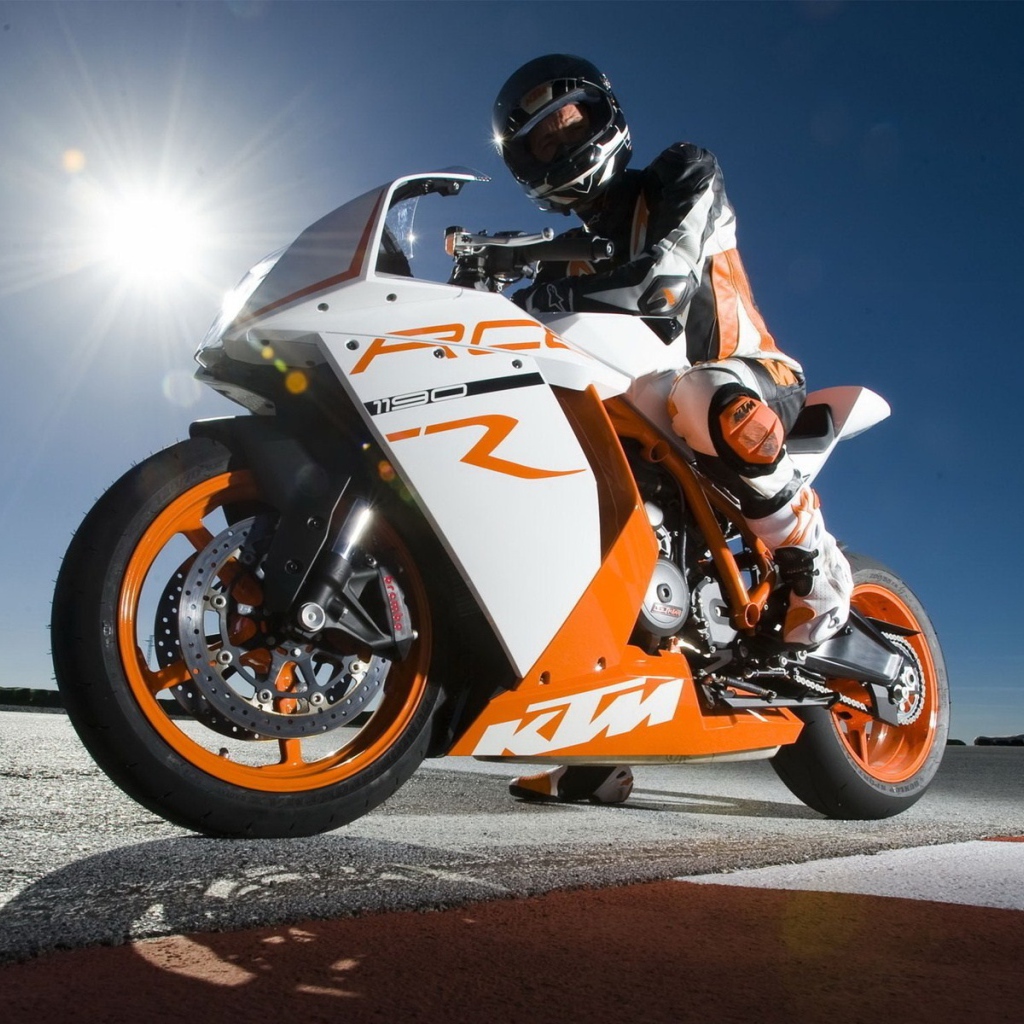 Пилот Сун на мотоцикле