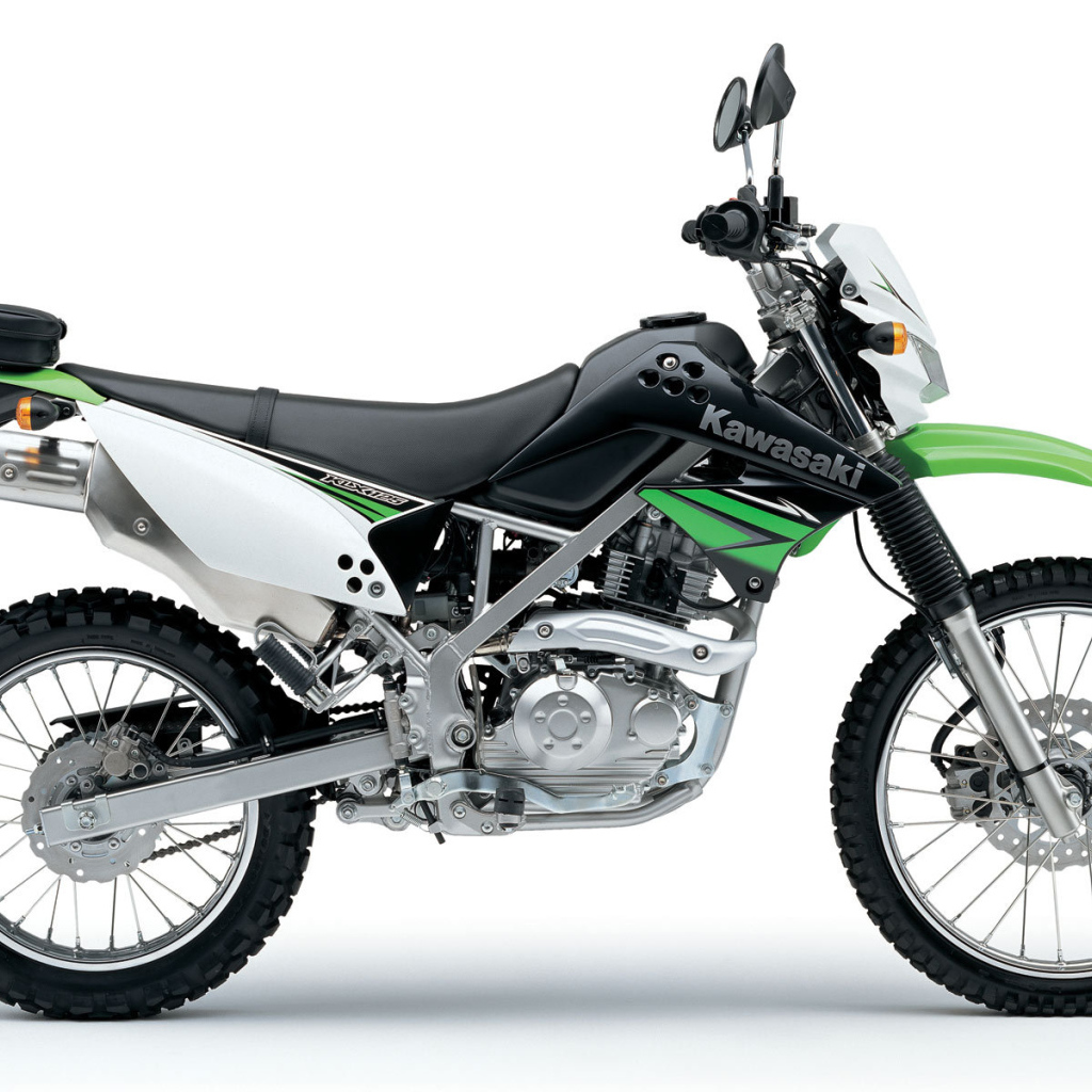 Новый мотоцикл на дороге Kawasaki KLX 125