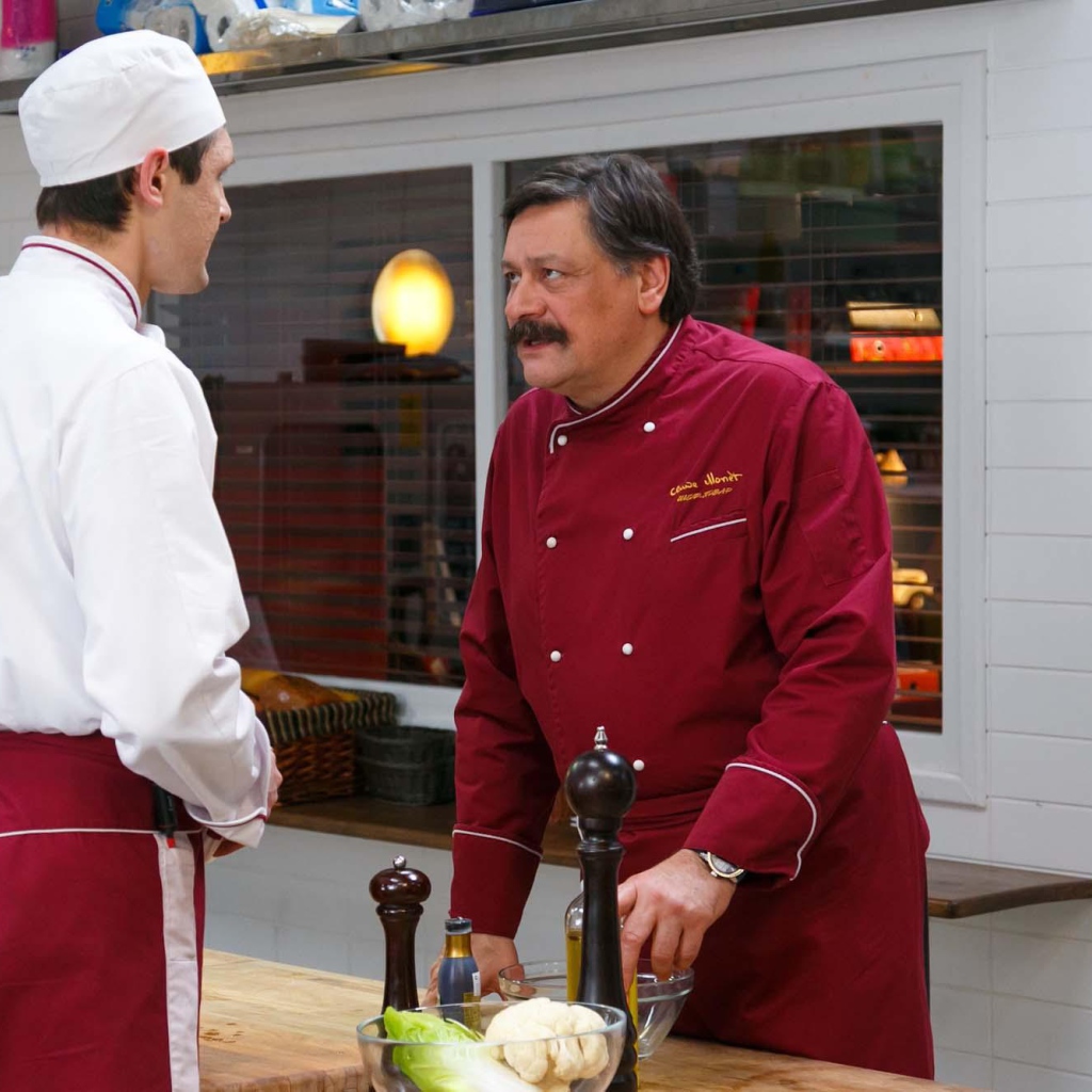 Шеф беседует с сотрудником в сериале Кухня