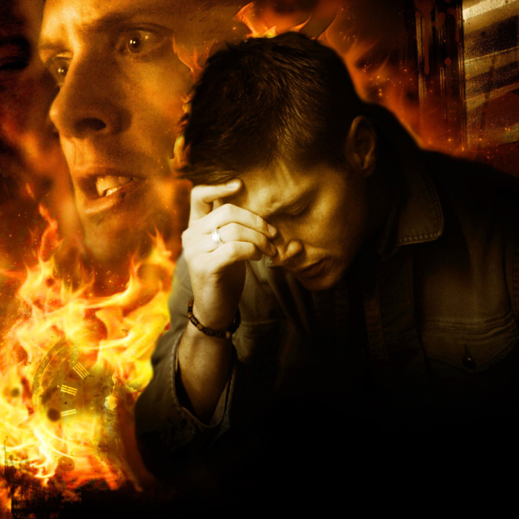 Дин из сериала Сверхъестественное на фоне огня