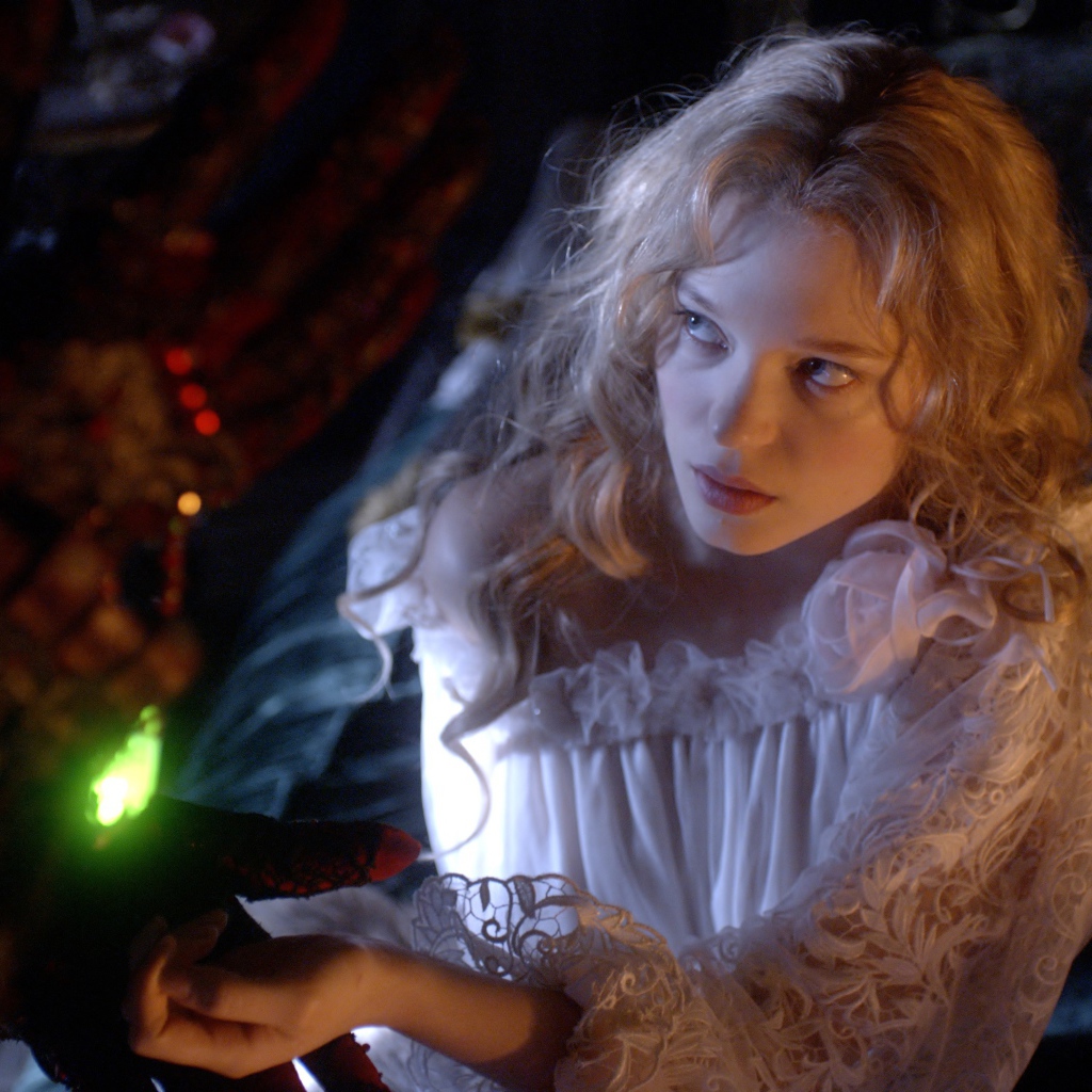 Красавица и чудовище девушка в постели