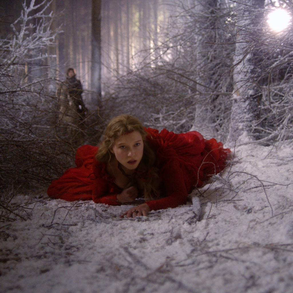 Красавица и чудовище девушка в красном платье