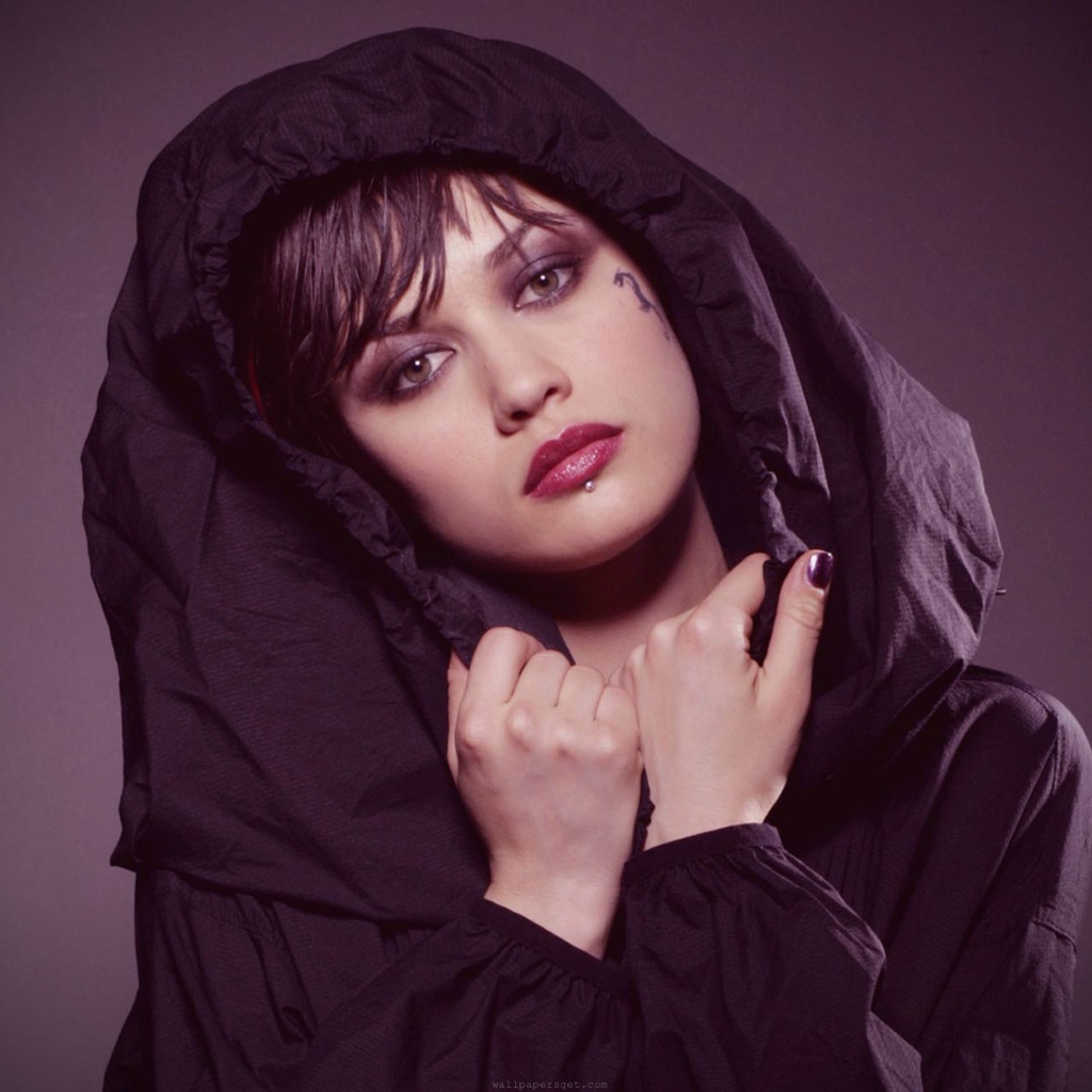 Ольга Курыленко в роли Белла