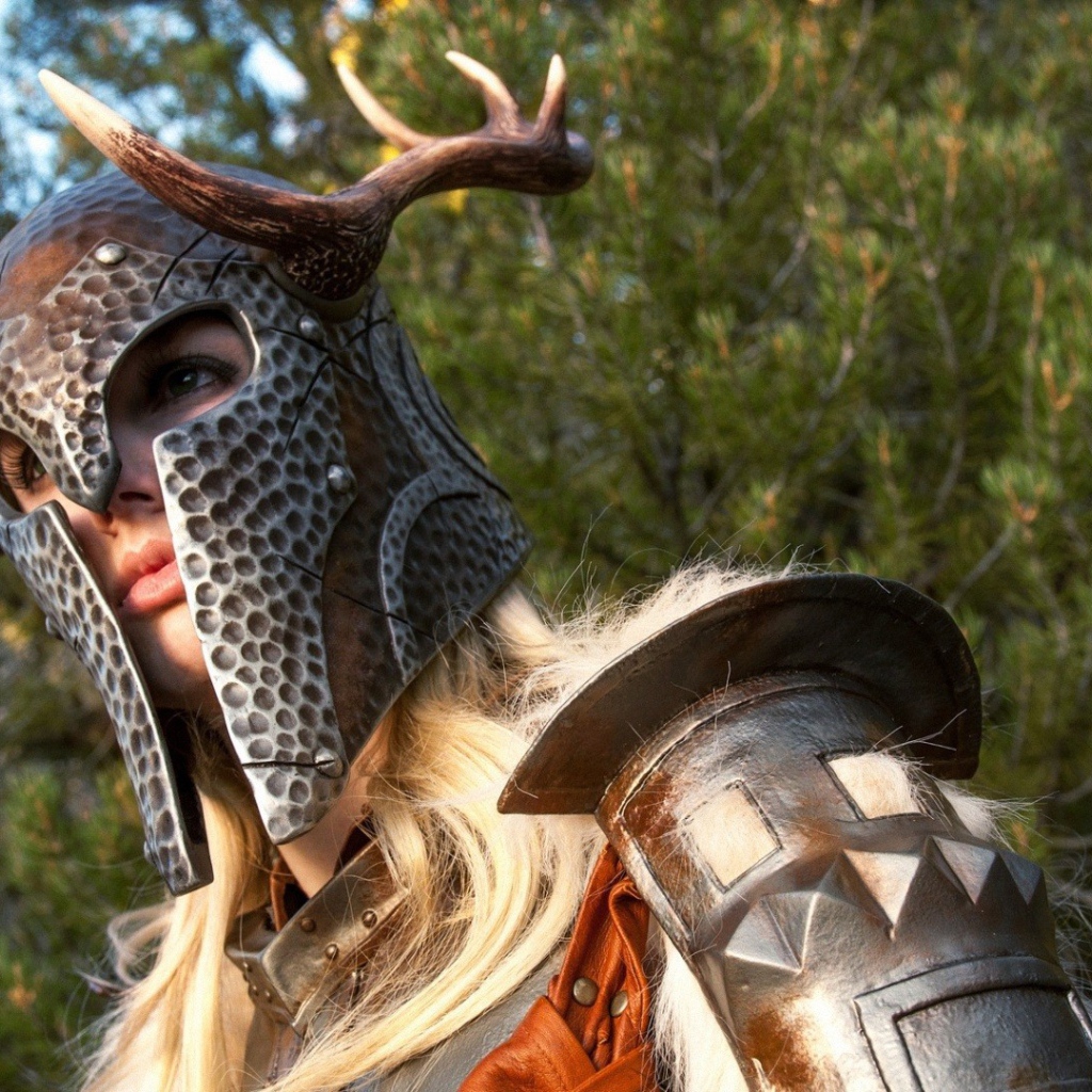 Девушка в доспехах с рогами