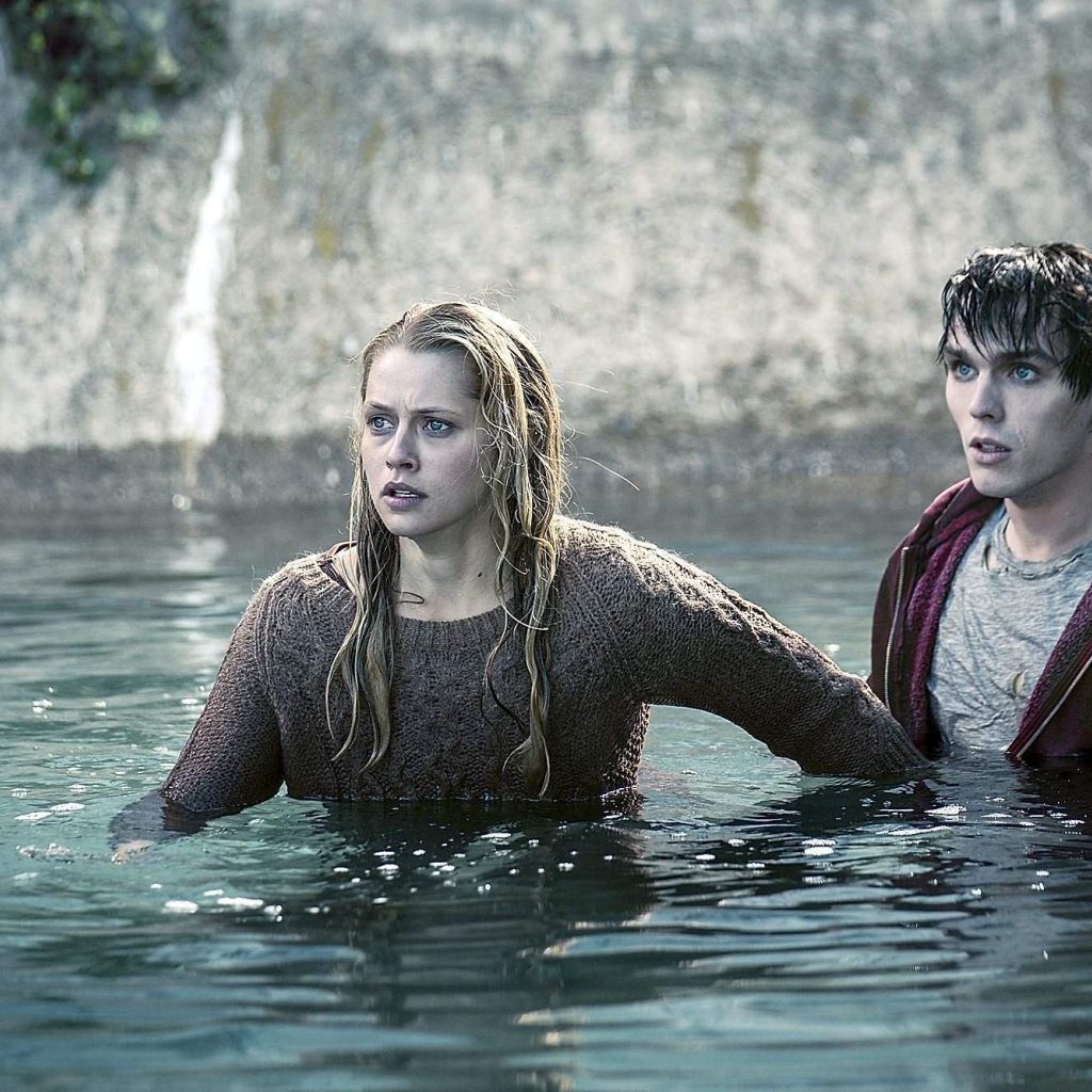 Тепло наших тел зомби купается с девушкой