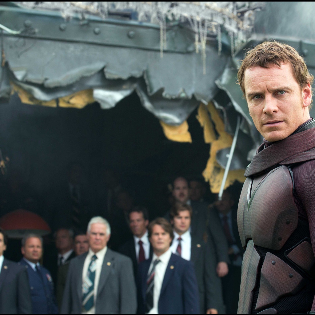  Люди Икс: Дни минувшего будущего возле разрушенного самолета