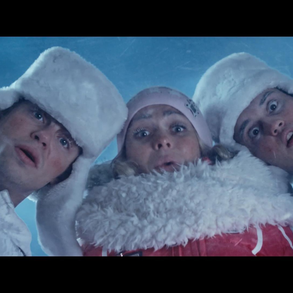 Момент из фильма Ёлки 3