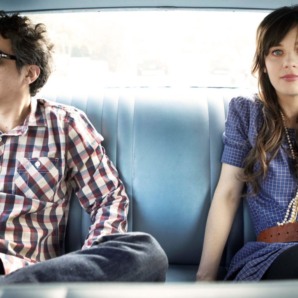 Актеры сидят в автомобиле