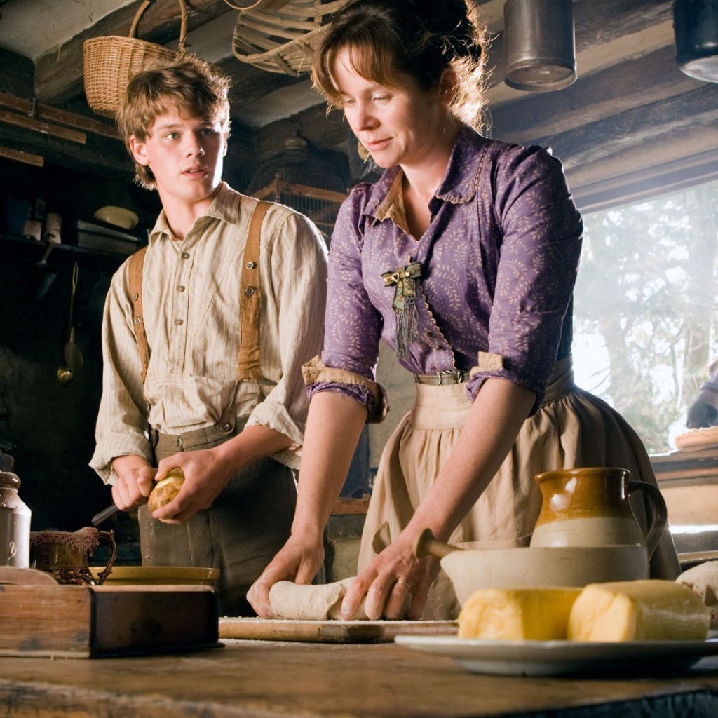 Кадр с лошадью в окне