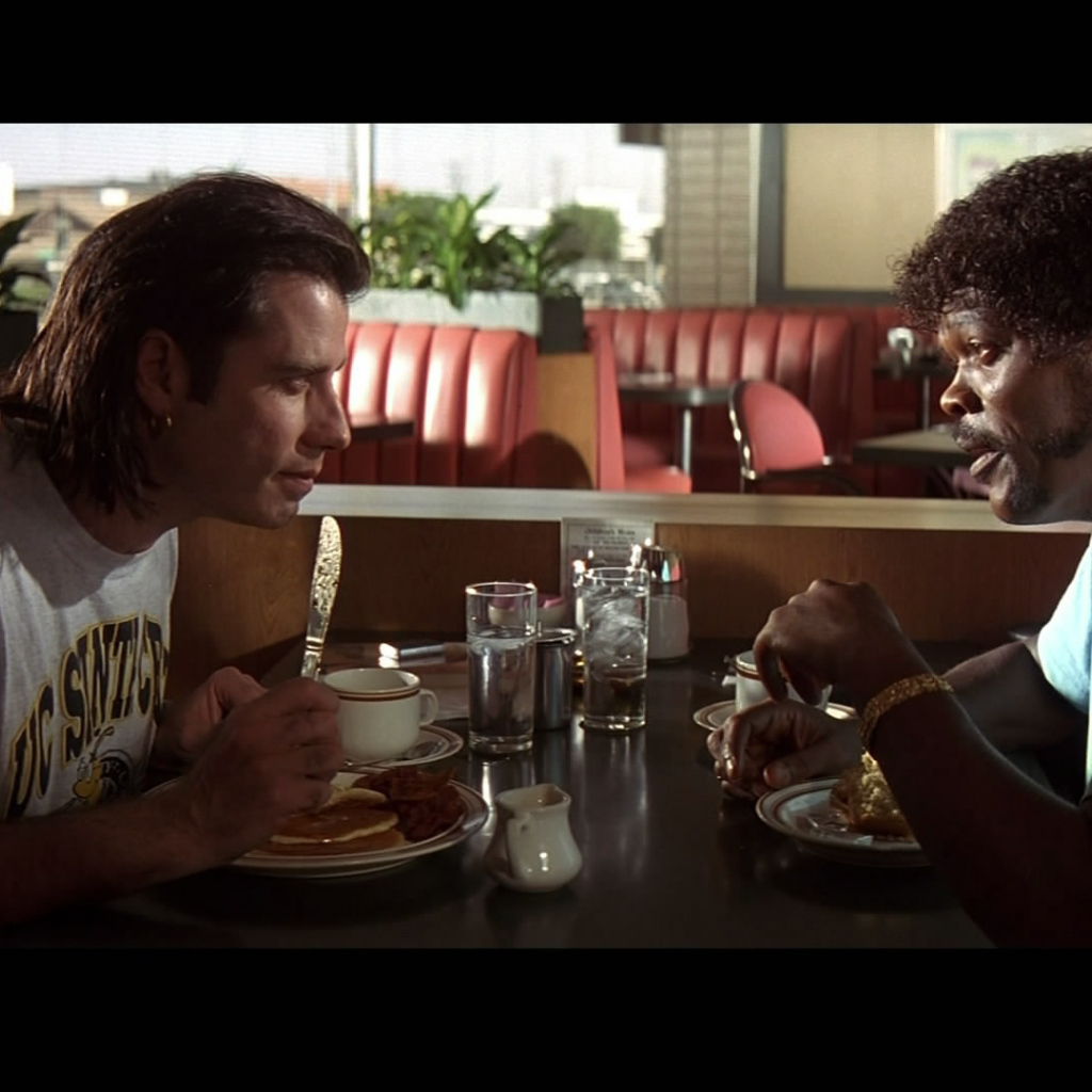 Актеры беседуют за обедом