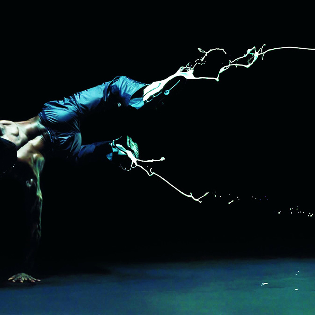 Темнокожий танцор на руке