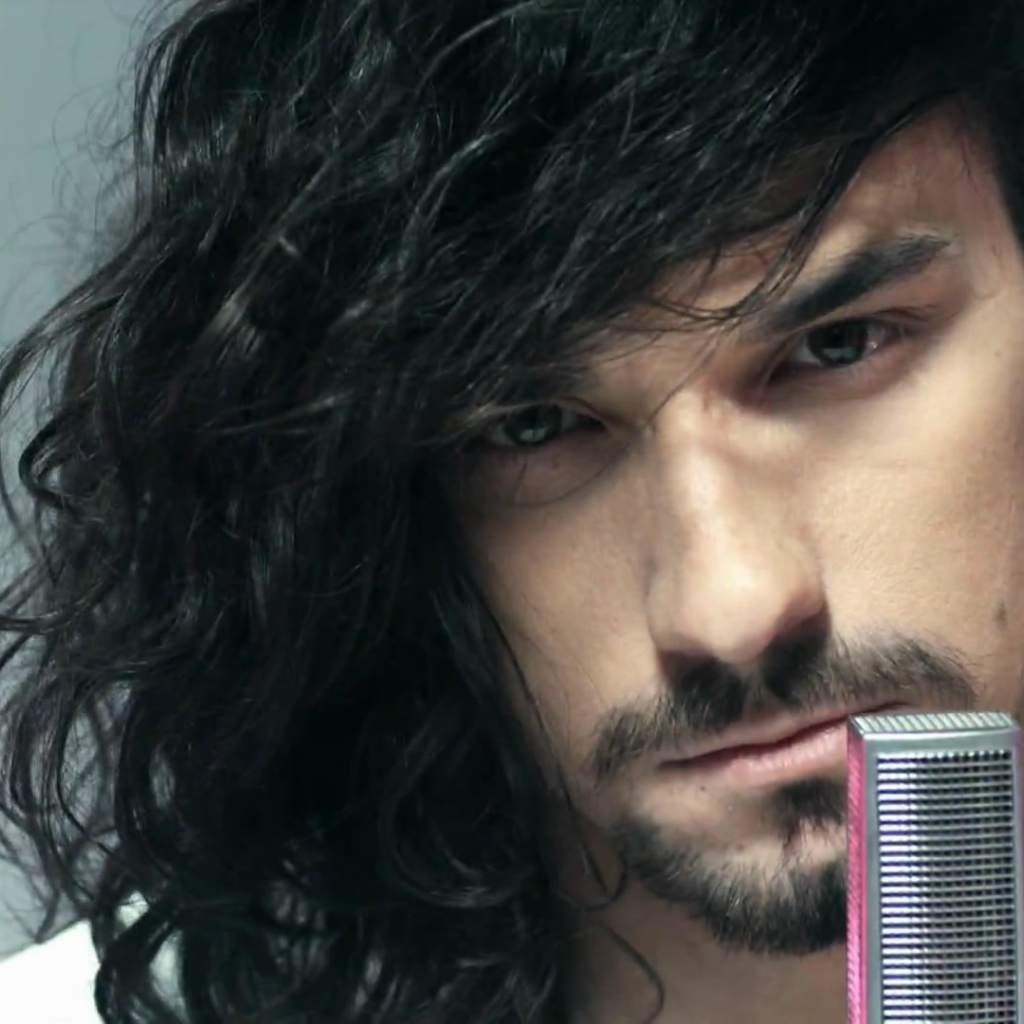 У микрофона солист Quest Pistols