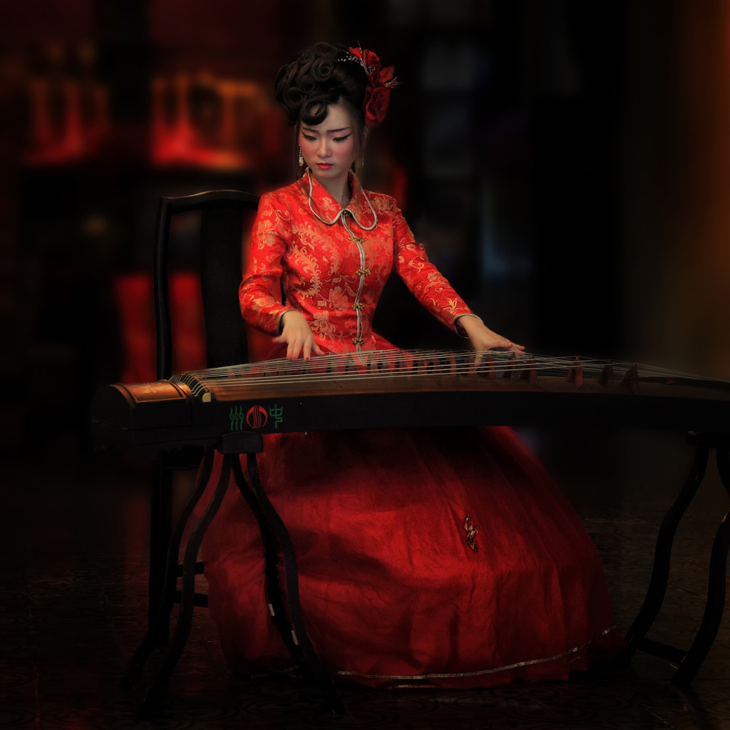 Китаянка с традиционным инструментом