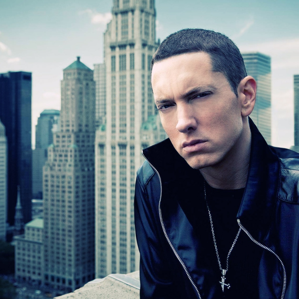 Eminem на фоне города