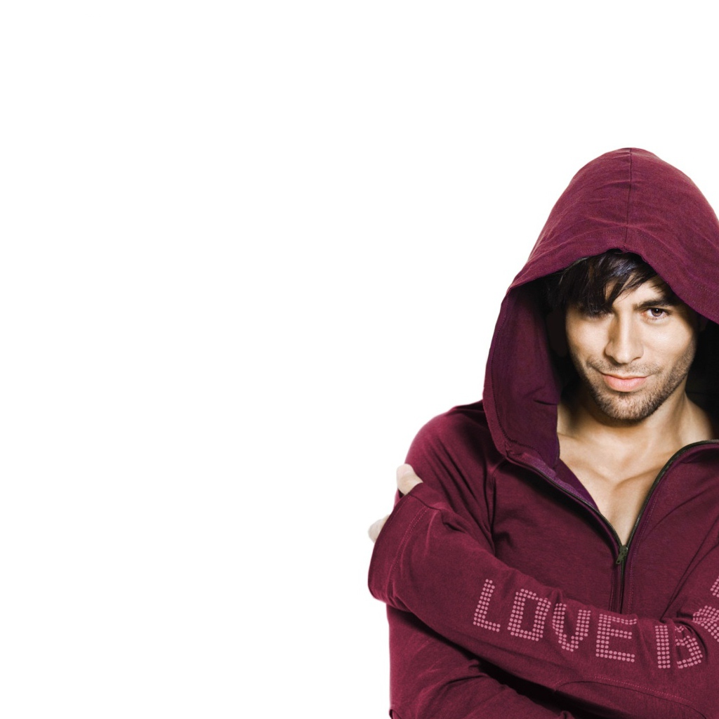 Энрике Иглесиас в толстовке на белом фоне