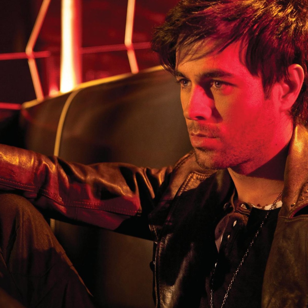 Энрике Иглесиас в кожаной куртке