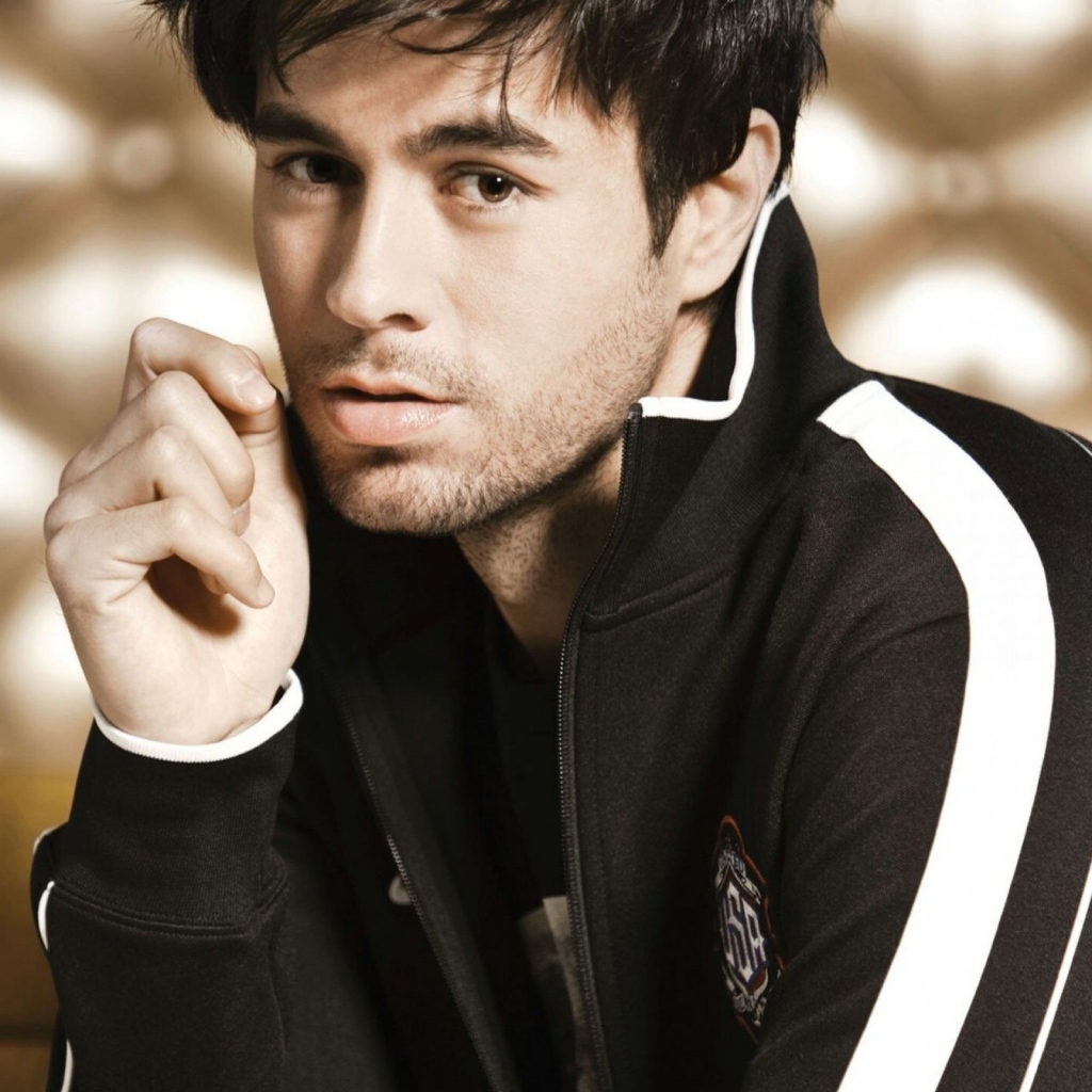 Энрике Иглесиас загадочный взгляд