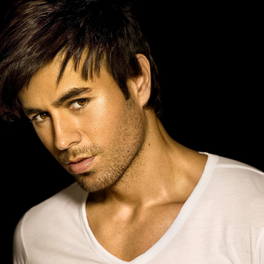 Энрике Иглесиас на черном фоне