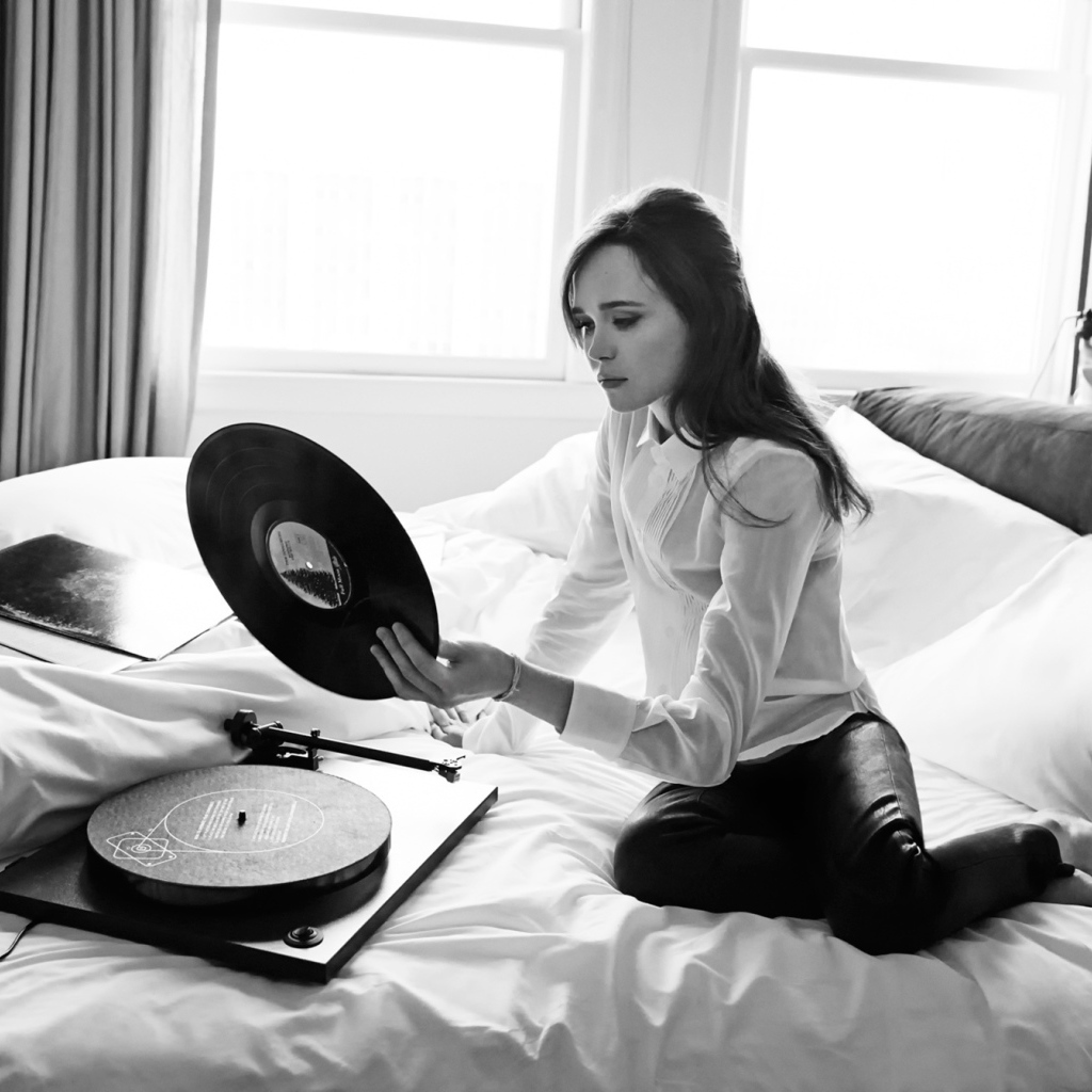 Девушка ставит пластинку