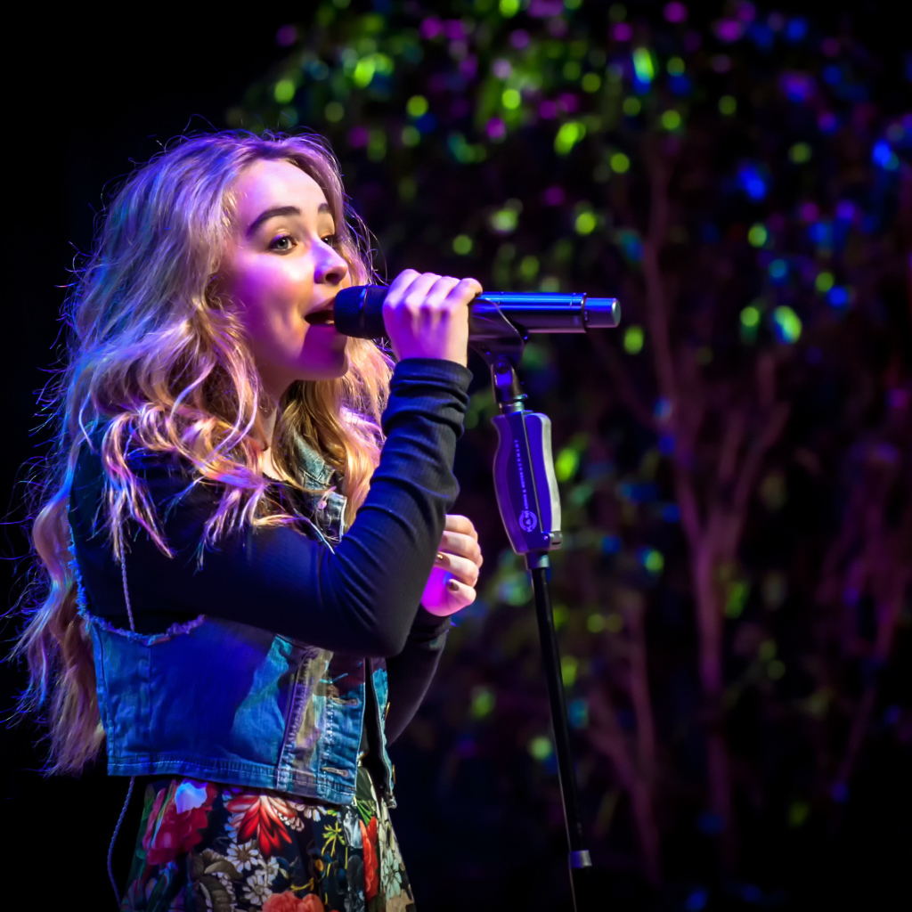 Девочка поет на сцене