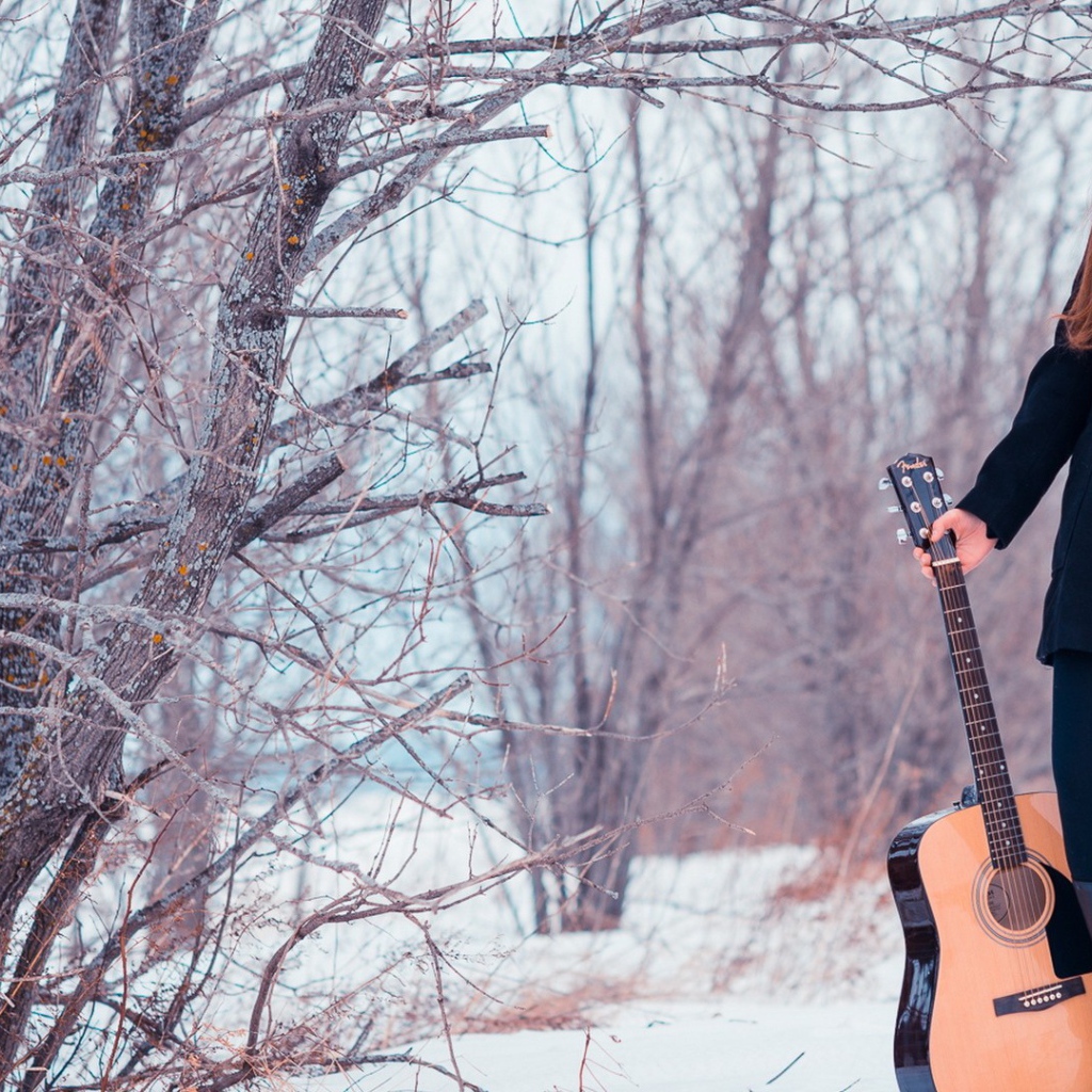 Девушка с гитарой в парке