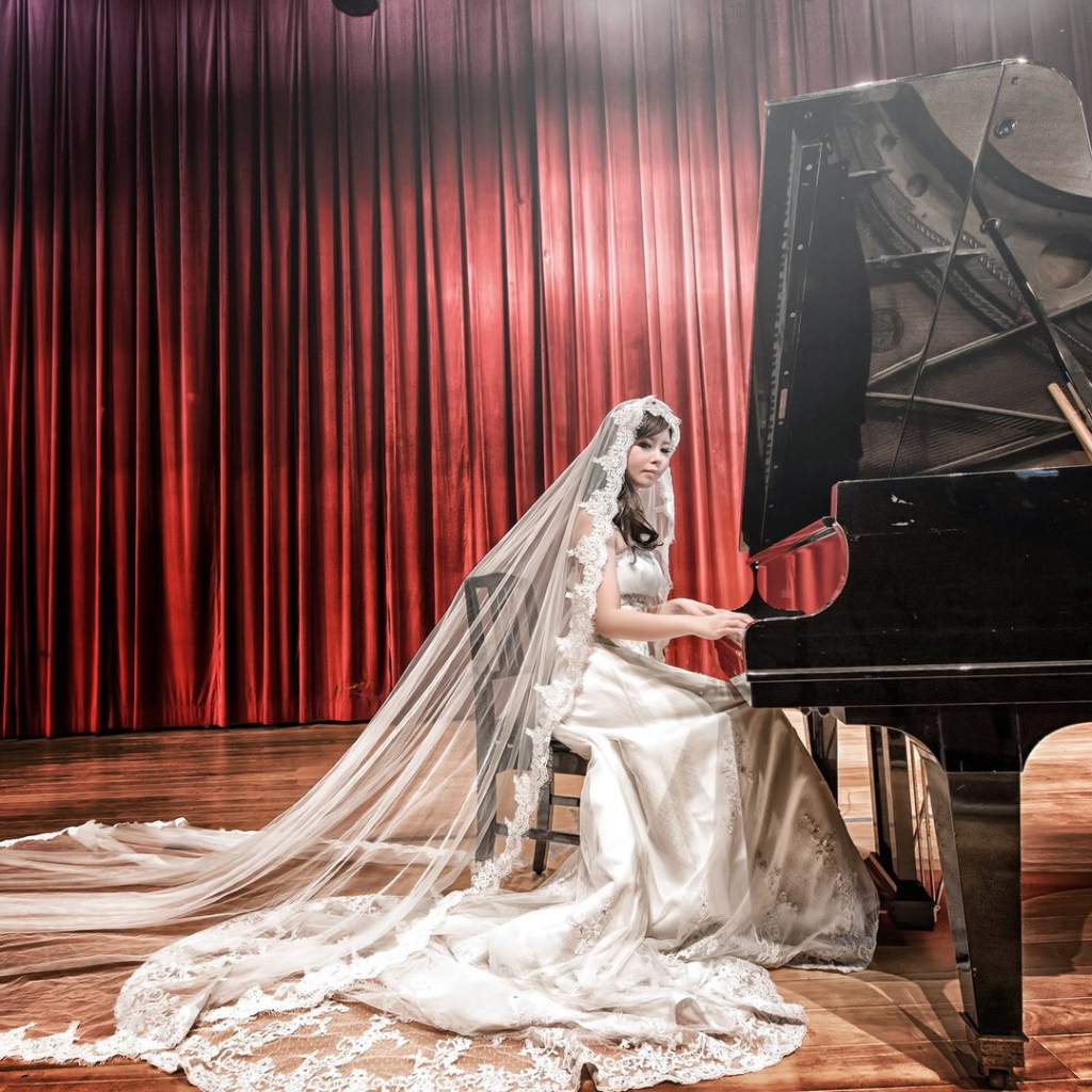 Groom at the piano on stage