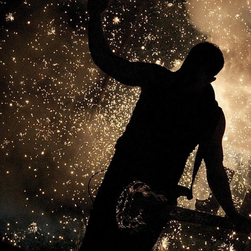 Гитарист на фоне искр