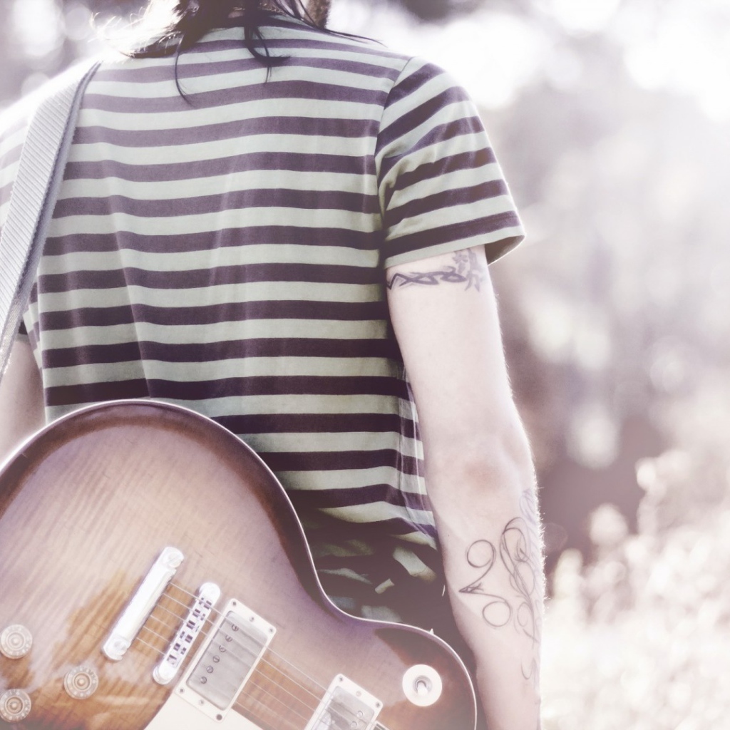 Гитарист в тельняжке