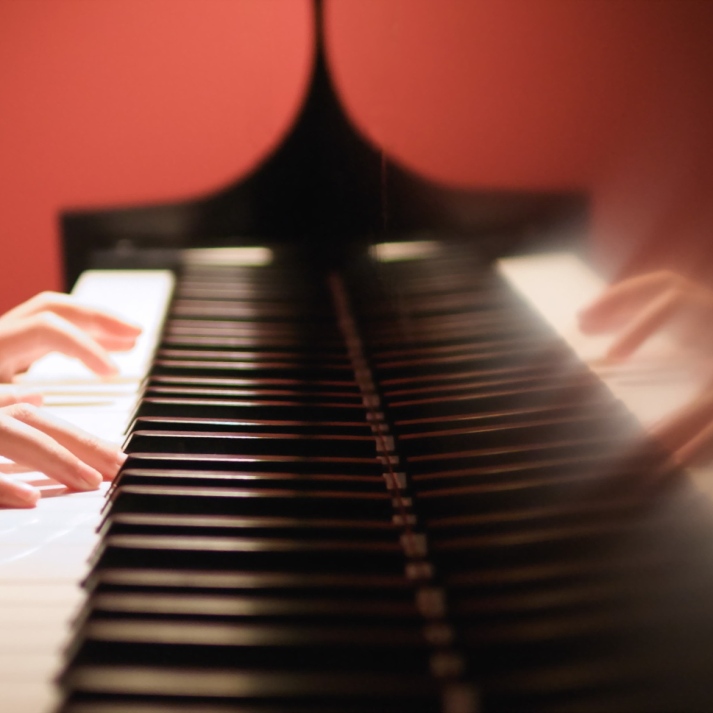 Руки на клавишах рояля