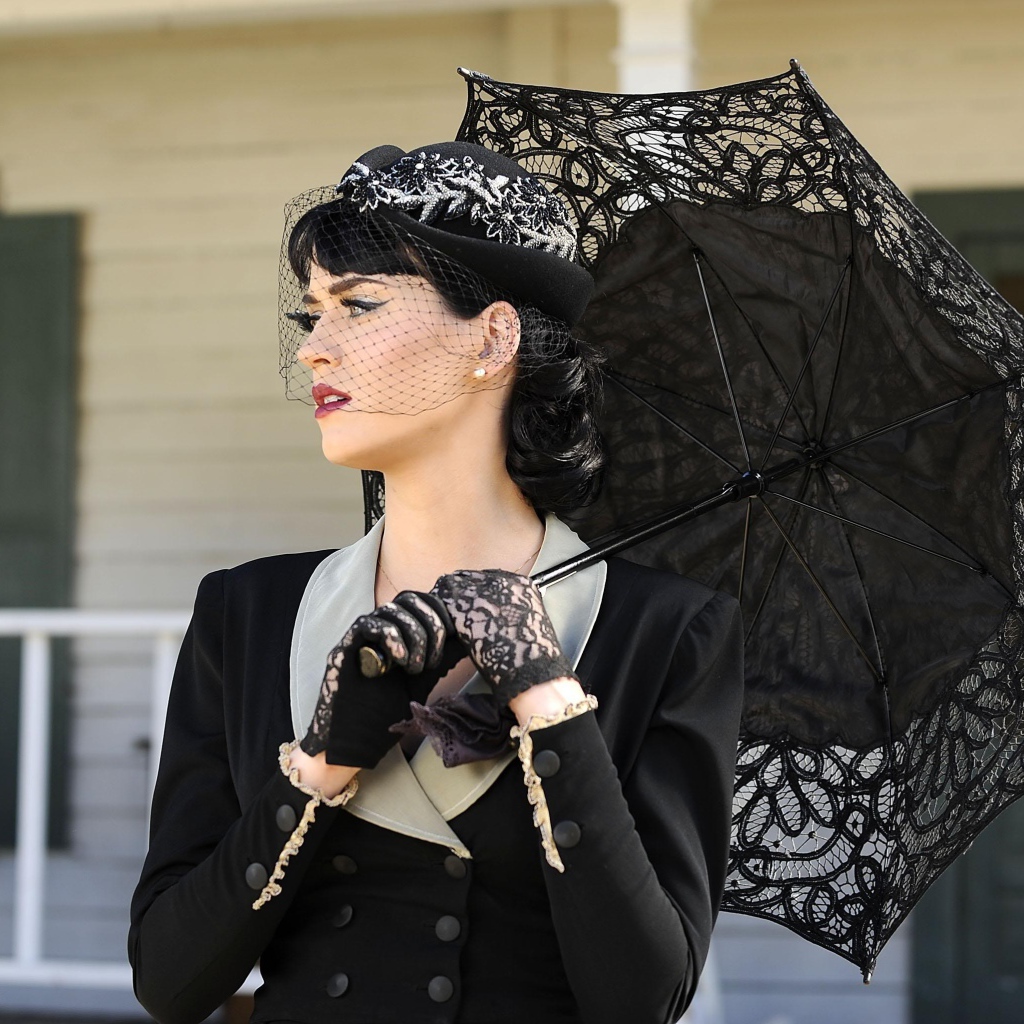 Кэти Перри с зонтиком