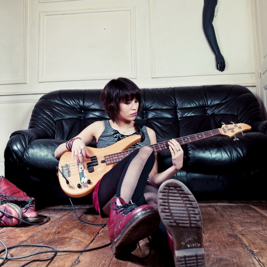 Kожаный диван и бас гитара