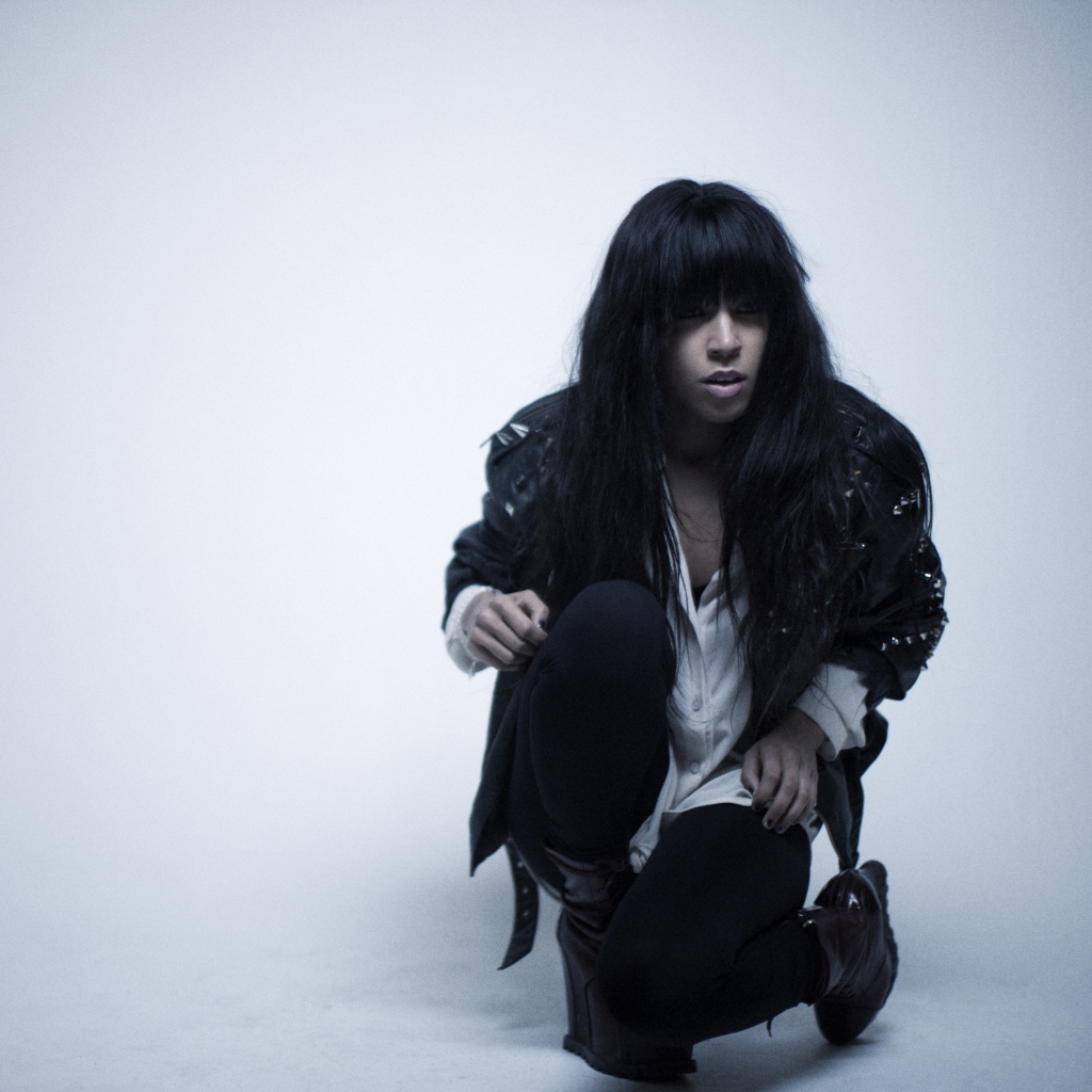 Loreen в черной куртке