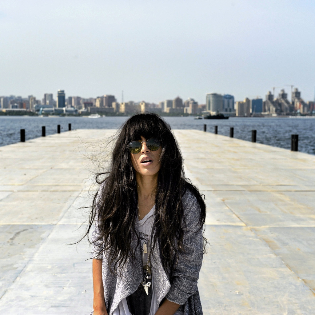 Loreen поет на набережной